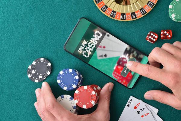 Understanding Access and Features on siti poker online Platforms
